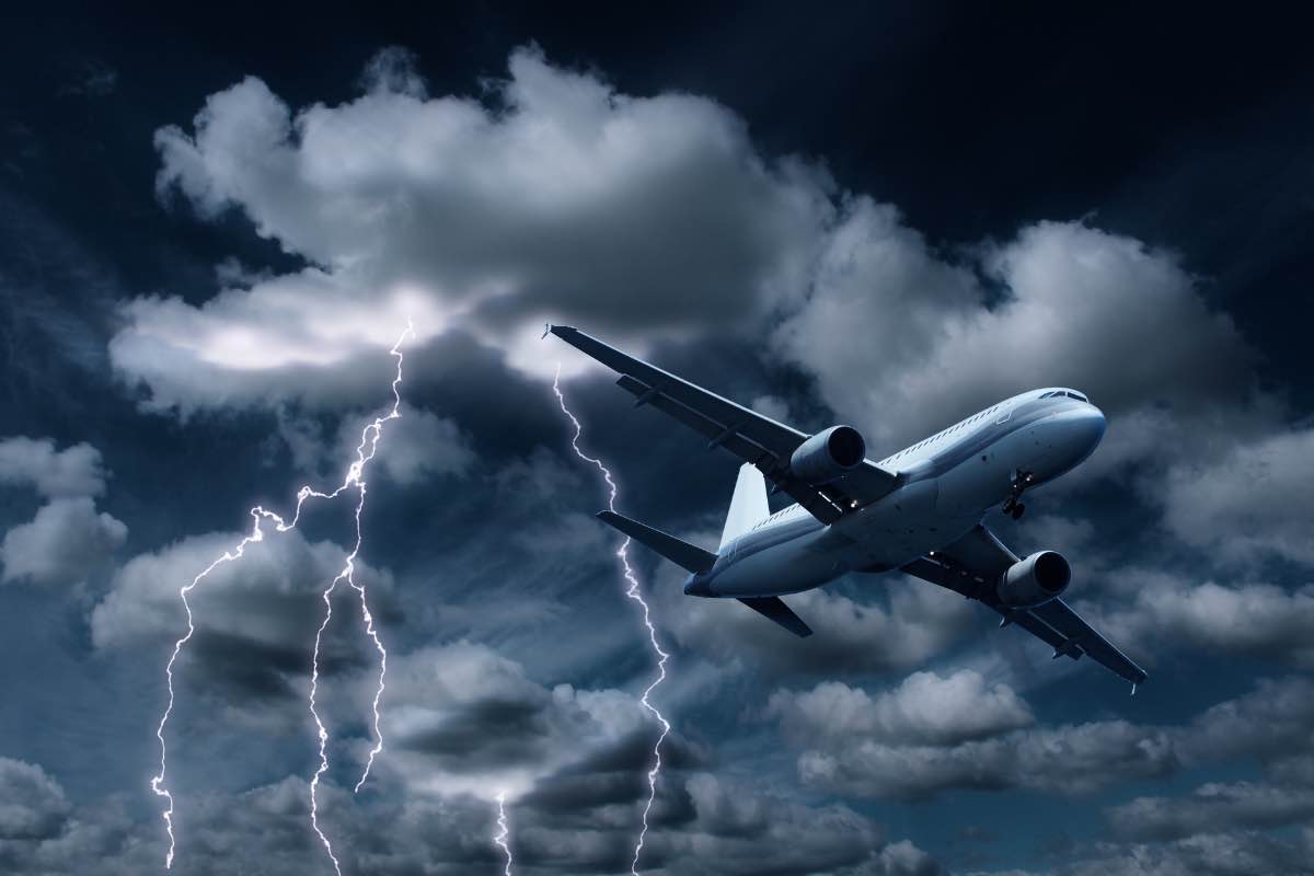 Un aereo che attraversa un temporale