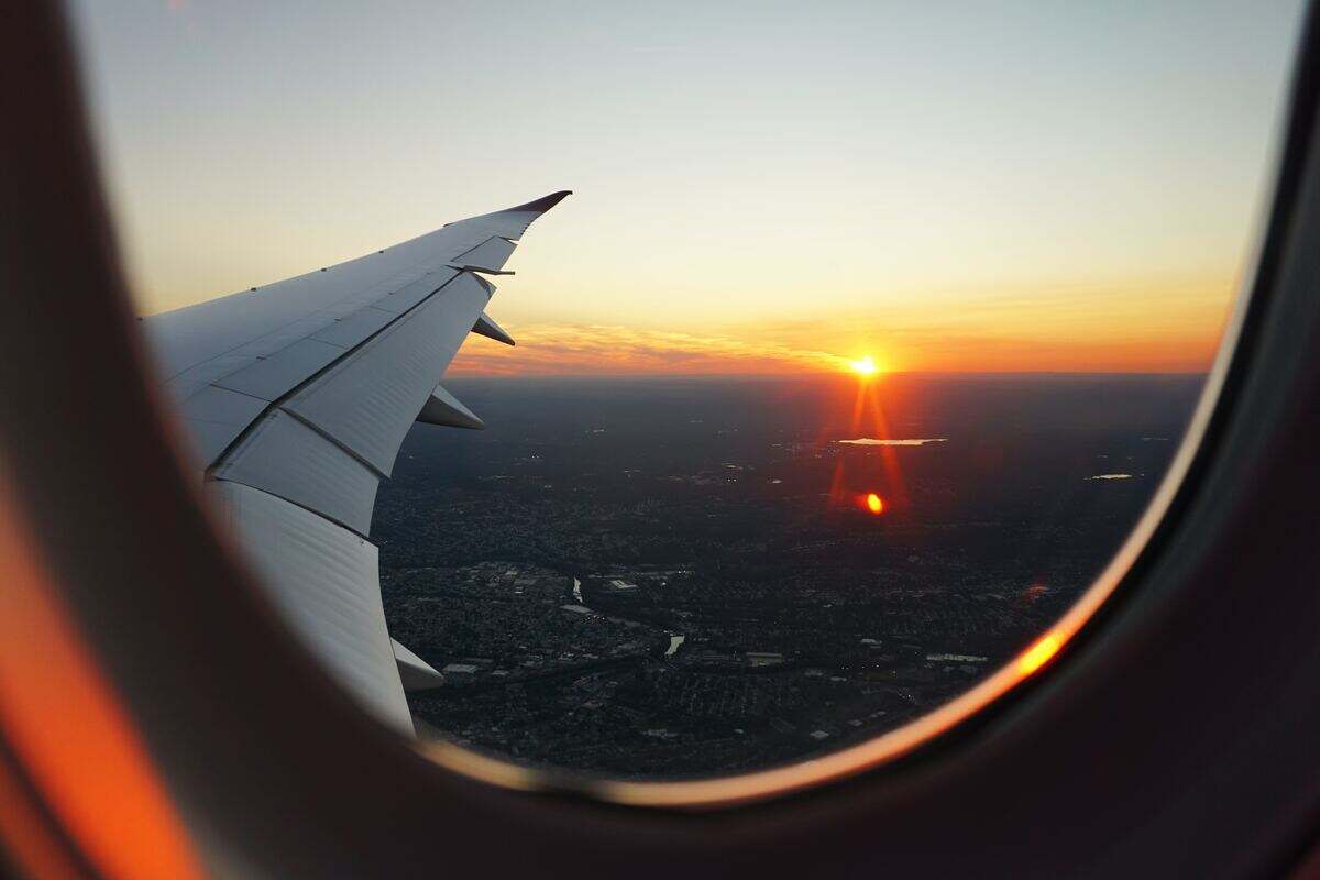 finestrino aereo in volo con tramonto