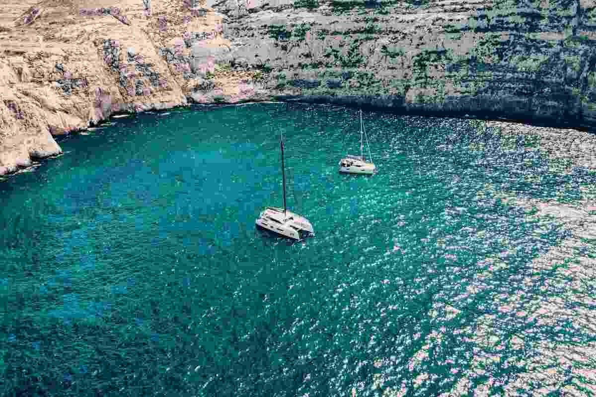 mare di malta visto dall'alto con barche e scogliera