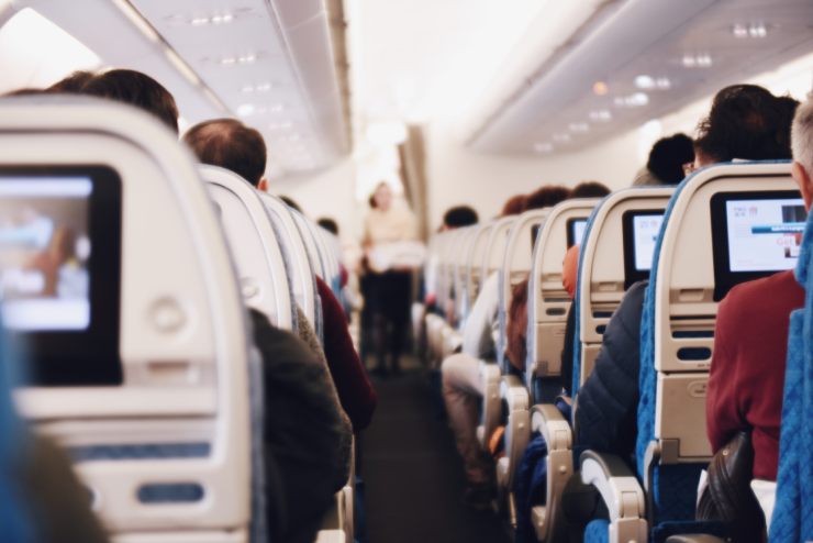 Persone sedute sui sedili di un aereo
