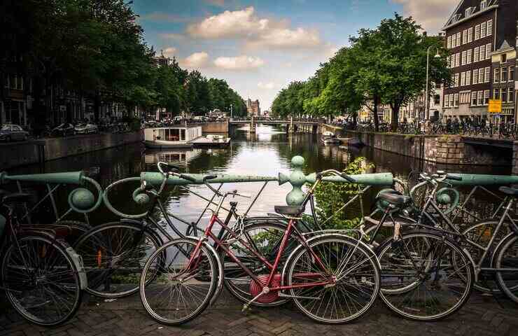 biciclette legate su ponte di Amsterdam