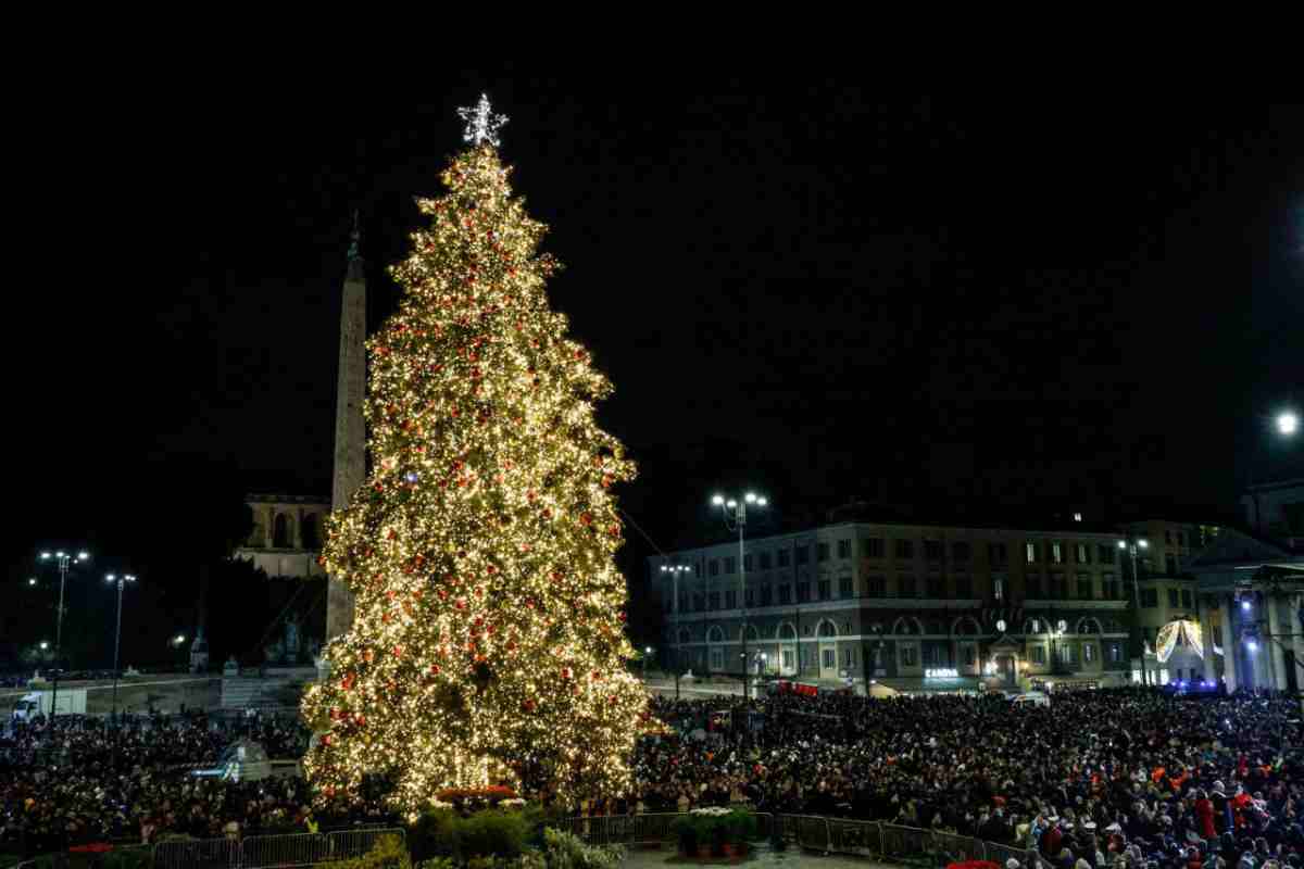 Albero di Natale in Piazza del Popolo illuminato