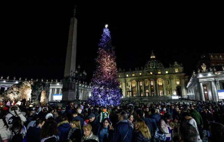 Piazza del Popolo a Natale con gente e albero