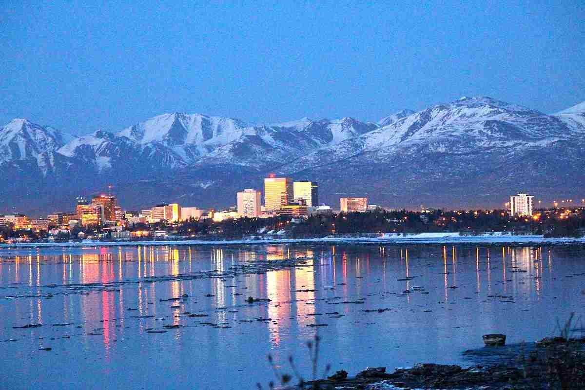 Vista della città di Anchorage con montagne alte dietro