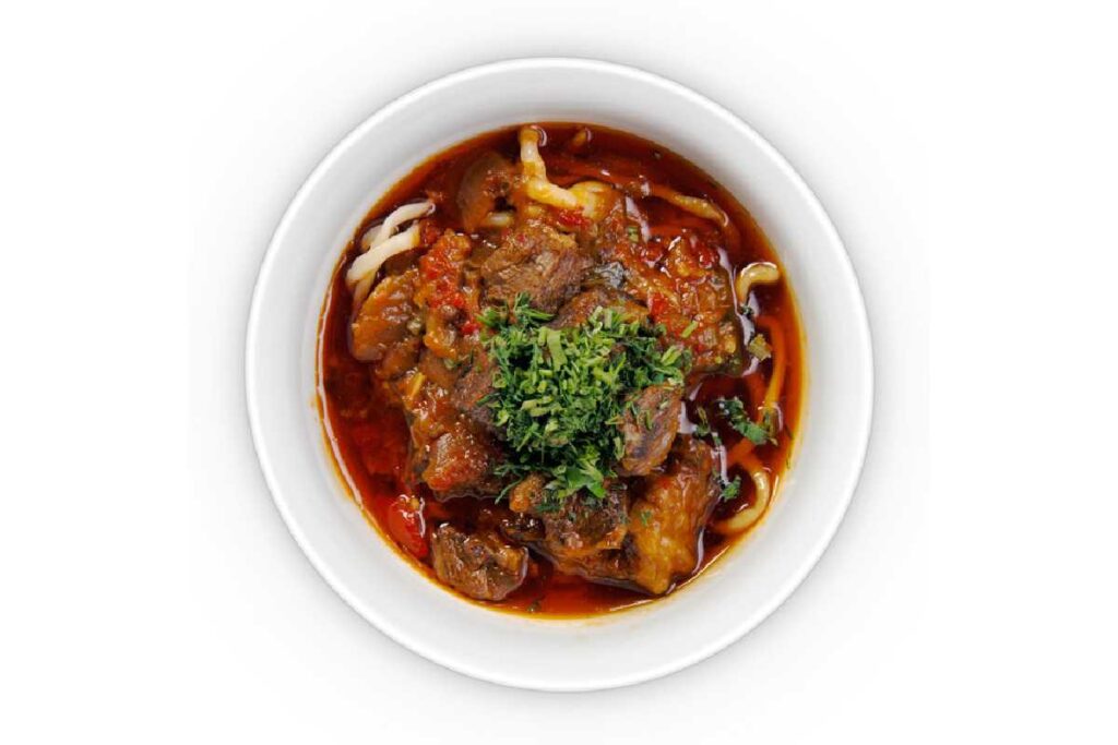 Il lagman fa parte dei piatti tipici dell'Uzbekistan