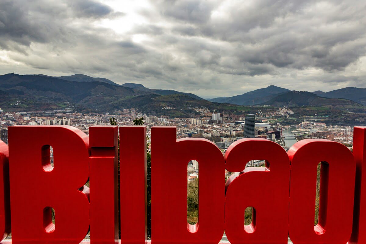 scritta Bilbao con paesaggio