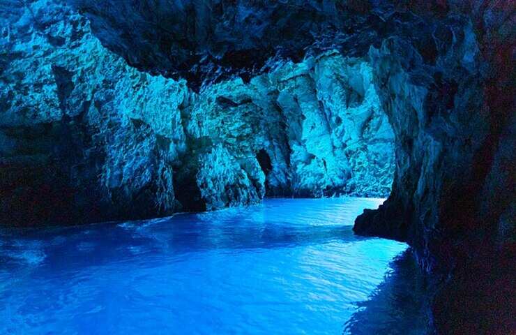 grotta con acqua fluorescente