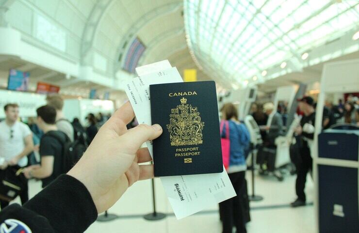 Passaporto con sfondo aeroporto