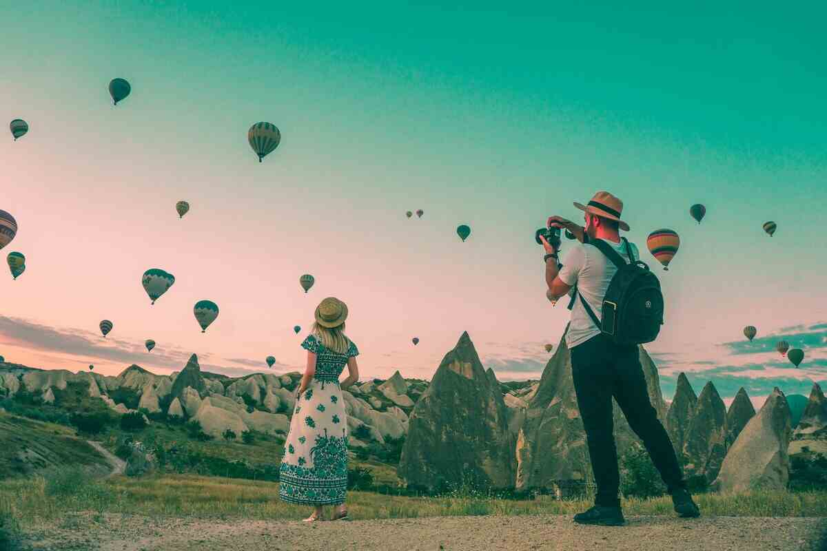 scattare una foto con dietro le mongolfiere