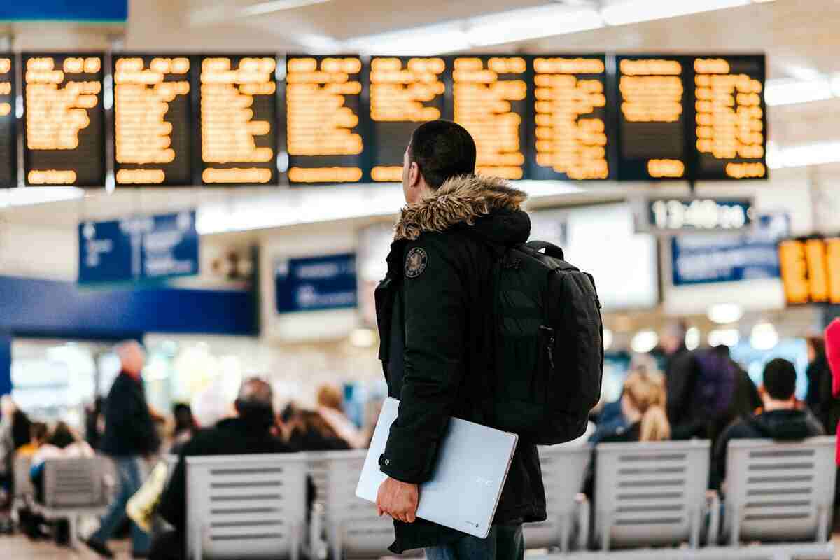 uomo in aeroporto