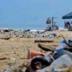 Rifiuti di plastica in spiaggia