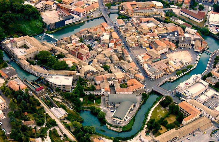 Isola del Liri: il gioiello d'Italia con una cascata nel cuore del centro storico